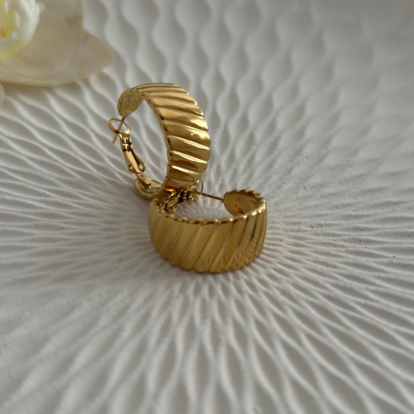 Orecchini mezzaluna rigati - Gold