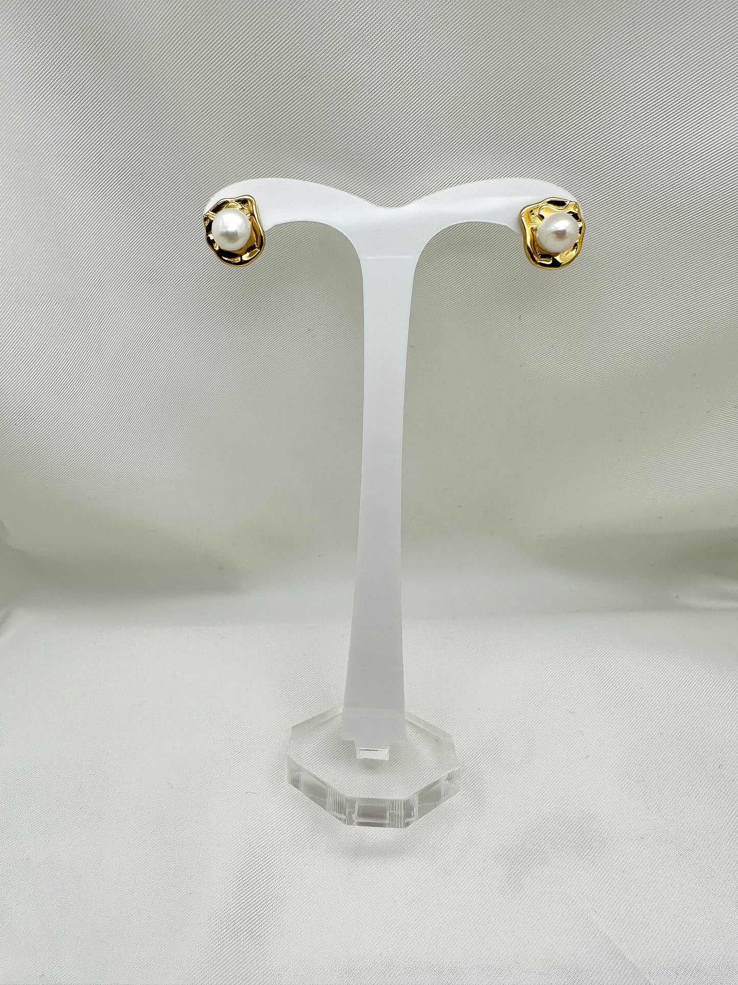 Orecchini a bottone battuti con perla - Gold