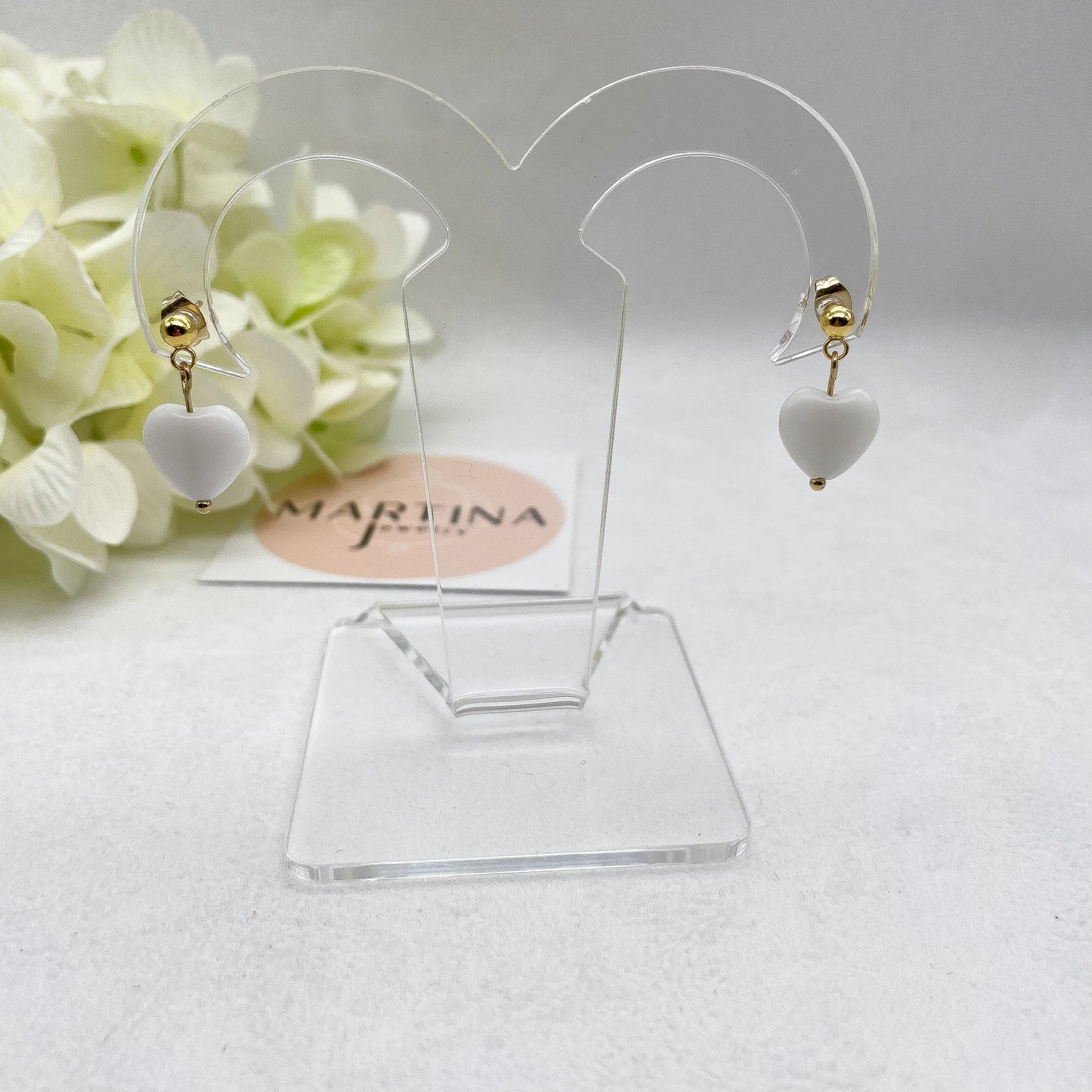 Orecchini palline con cuore pendente in Agata Bianca - Gold