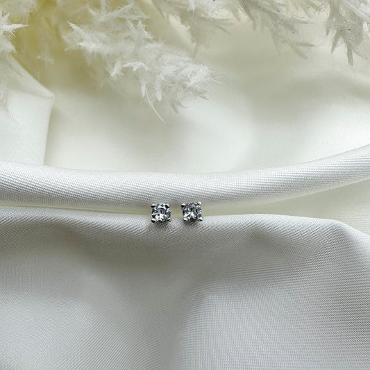 Orecchino punto luce bianco 3 mm - Silver