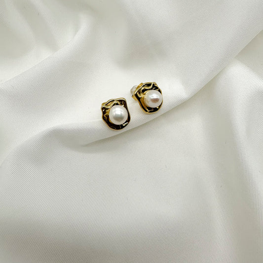 Orecchini a bottone battuti con perla - Gold