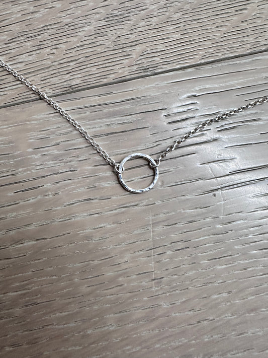 Collanina cerchietto battuto