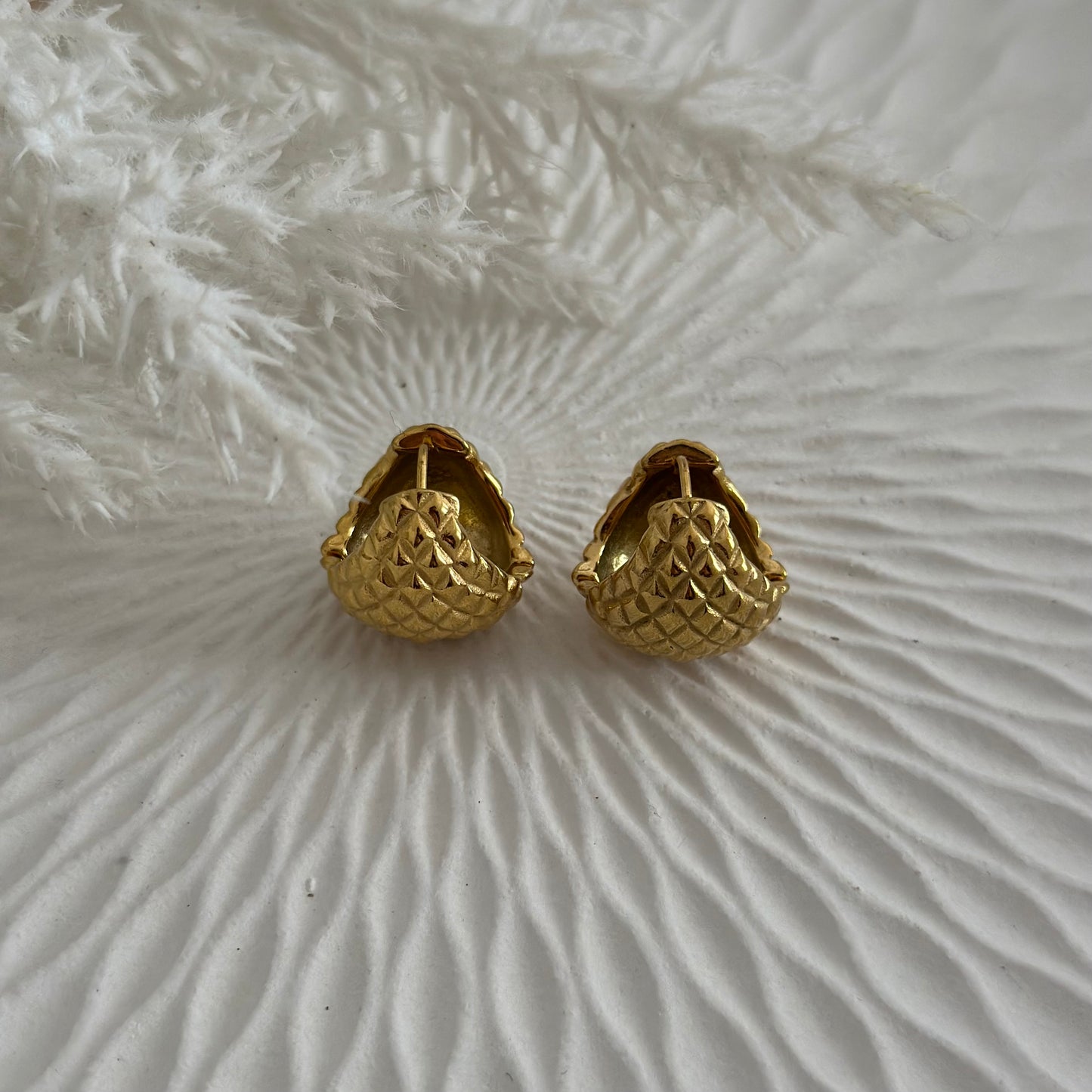 Orecchini cerchietti bombati eccetto triangolare zigrinato - Gold