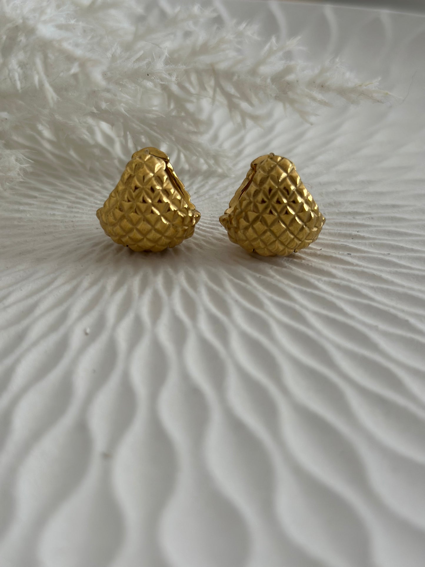 Orecchini cerchietti bombati eccetto triangolare zigrinato - Gold