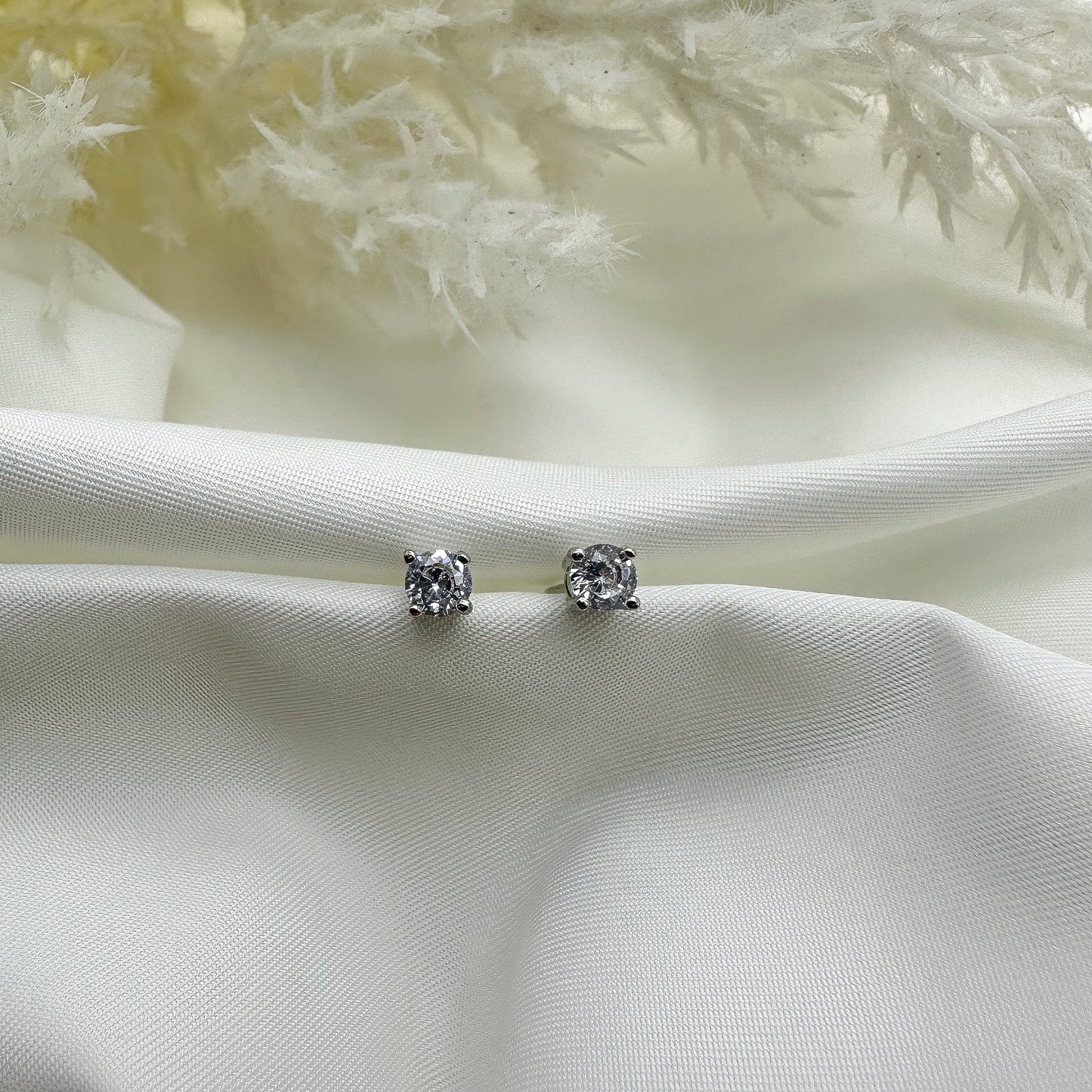 Orecchino punto luce bianco 4 mm - Silver