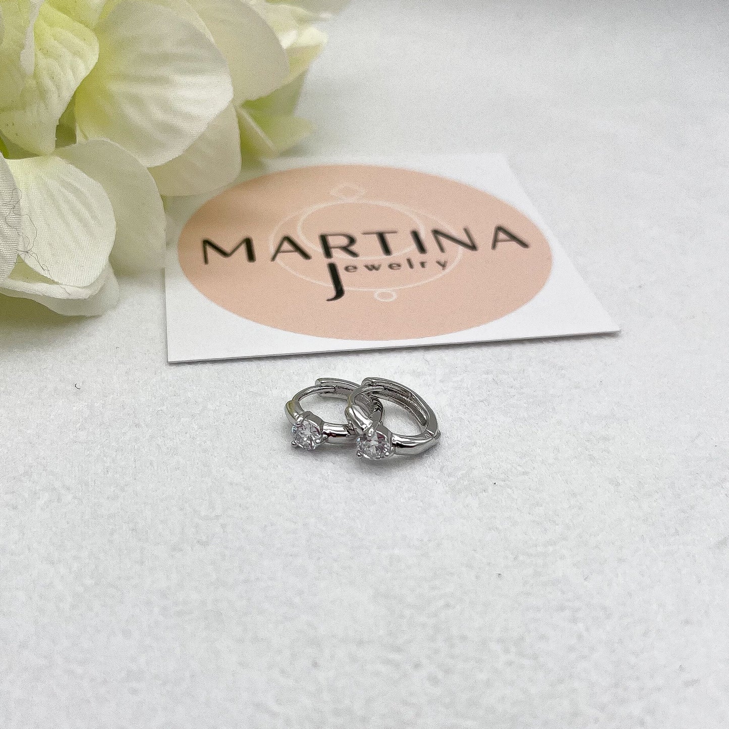 Orecchini cerchi small con cuore strass con centrale bianco - Silver