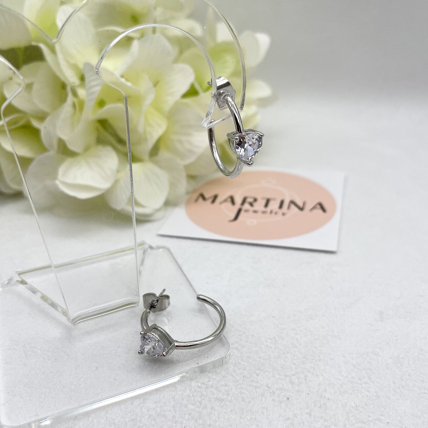 Orecchini cerchi Big con cuore strass con centrale bianco - Silver