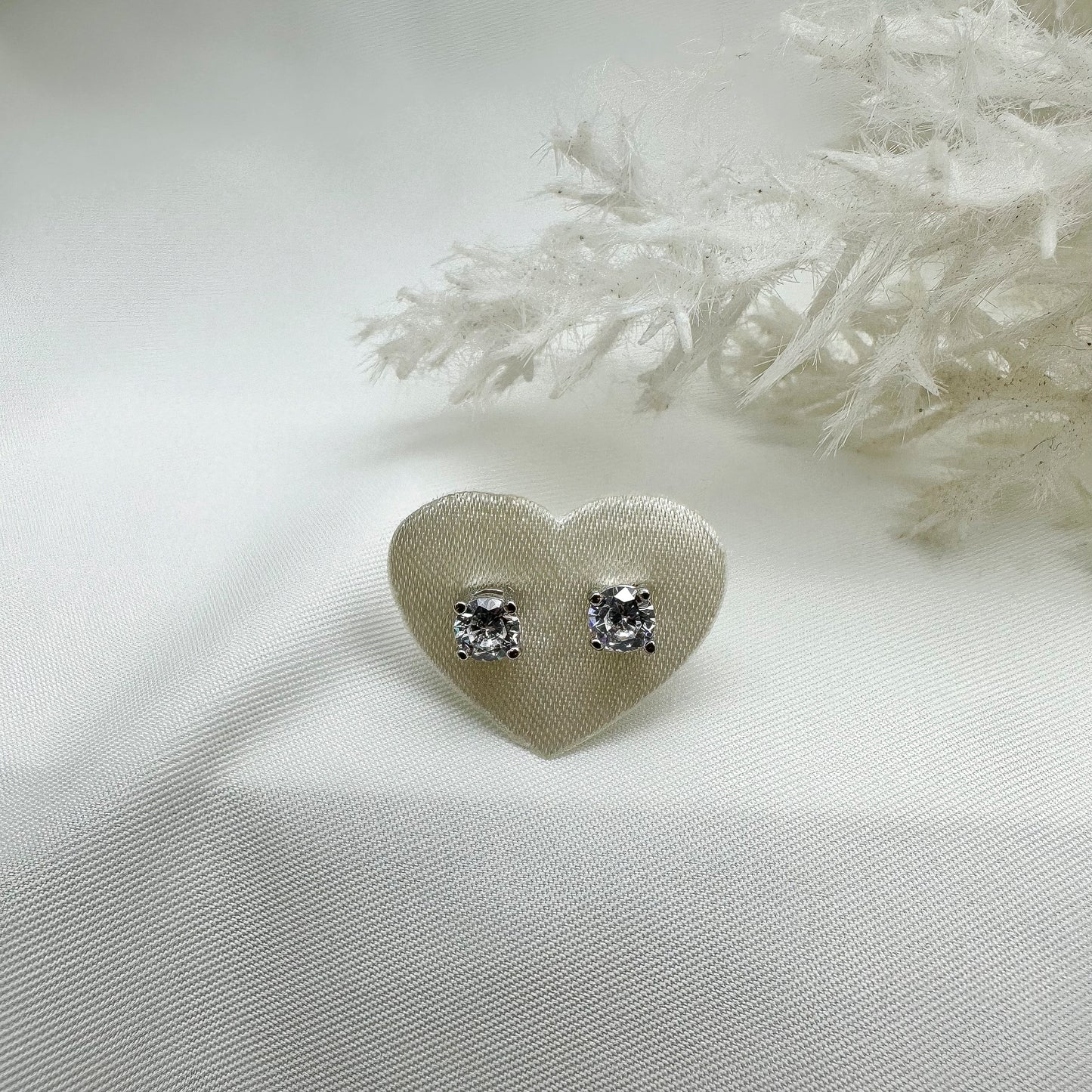 Orecchino punto luce bianco 4 mm - Silver