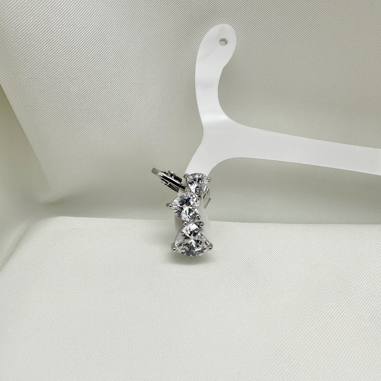 Orecchini ala laterale cuori strass bianchi - Silver