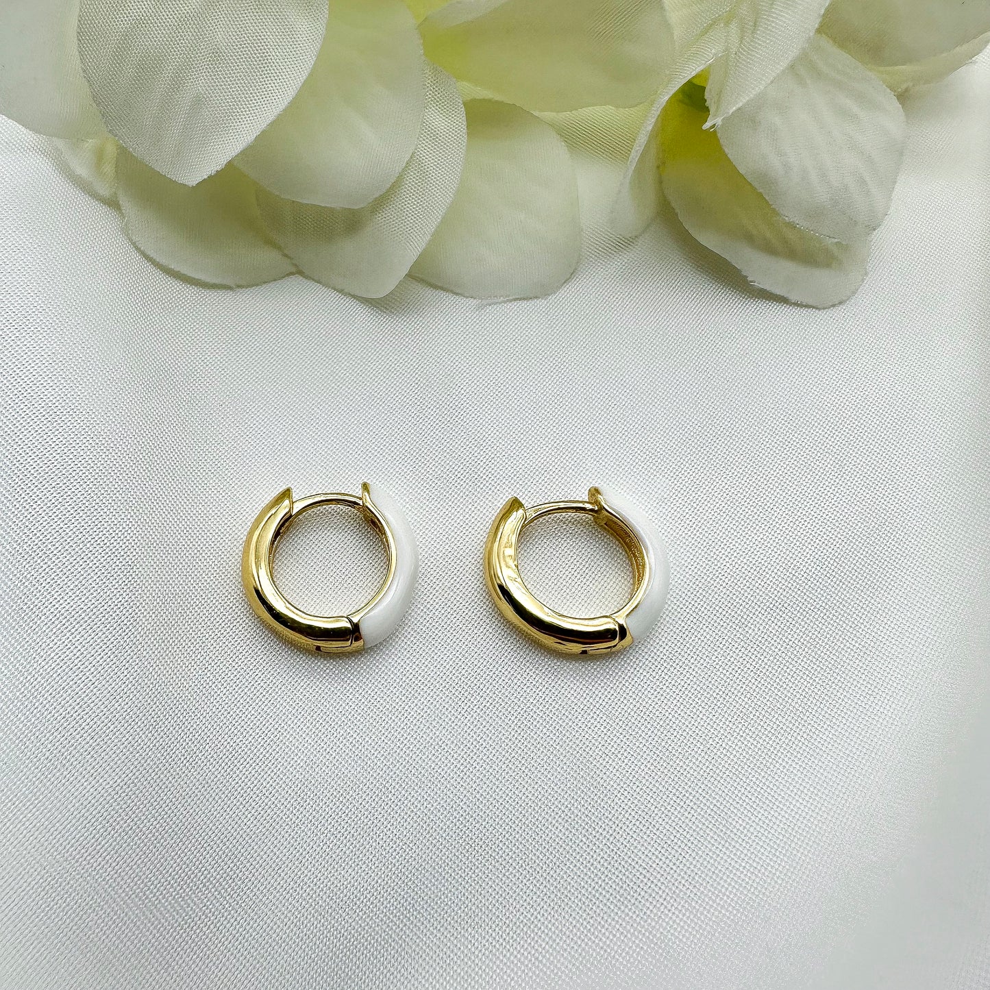 Orecchini cerchietti smaltati bianchi - Gold