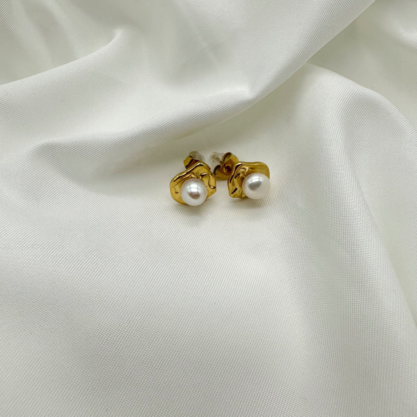 Orecchini a bottone battuti con perla - Gold