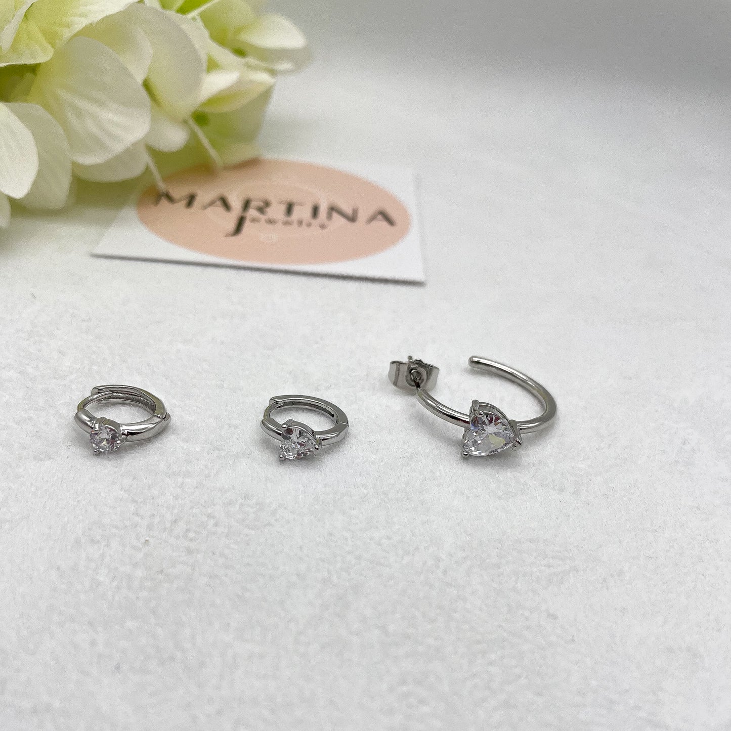 Orecchini cerchi small con cuore strass con centrale bianco - Silver