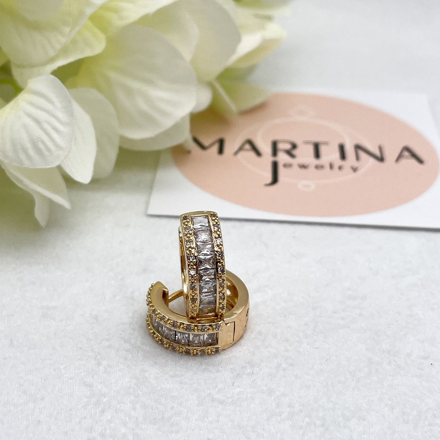 Orecchini cerchietti centrale strass bianchi- Gold