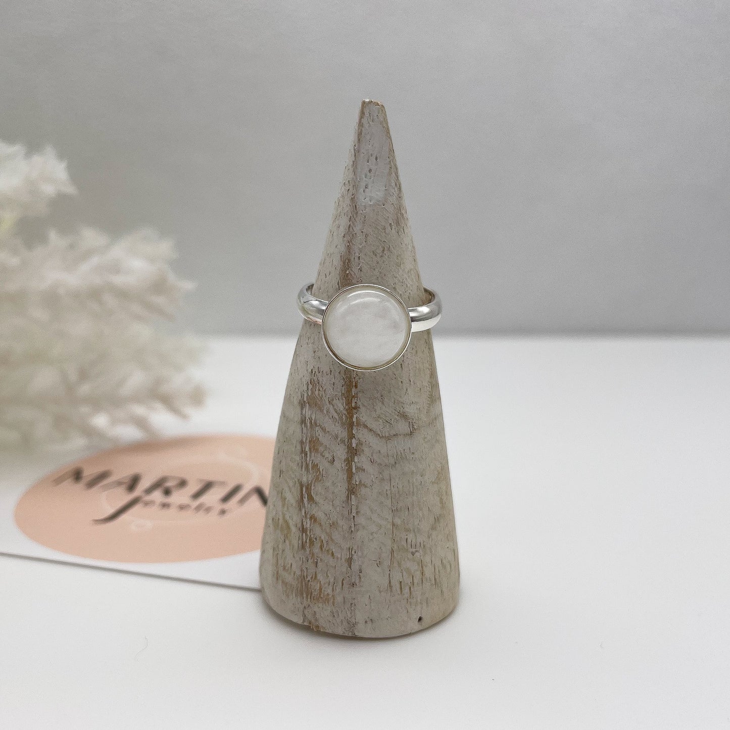 Anello con centrale in giada bianca - Silver