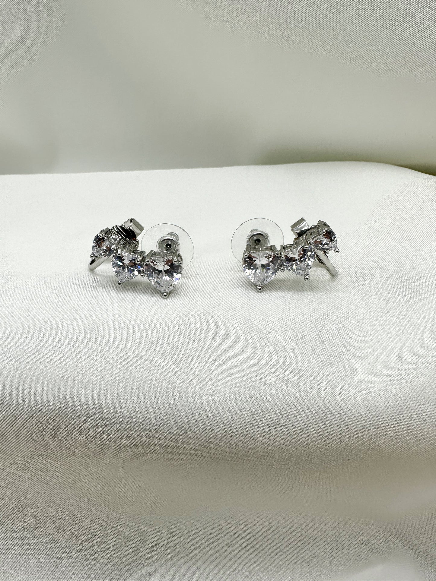 Orecchini ala laterale cuori strass bianchi - Silver