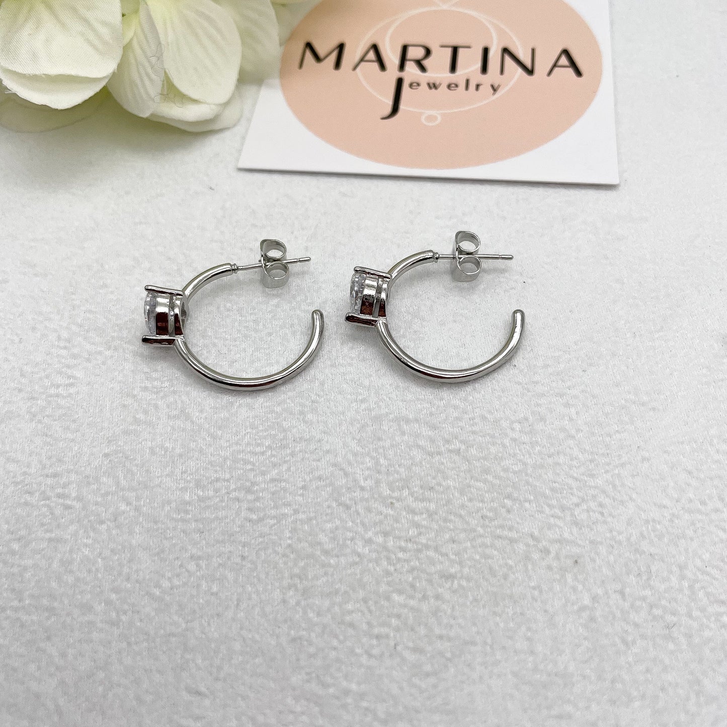 Orecchini cerchi Big con cuore strass con centrale bianco - Silver