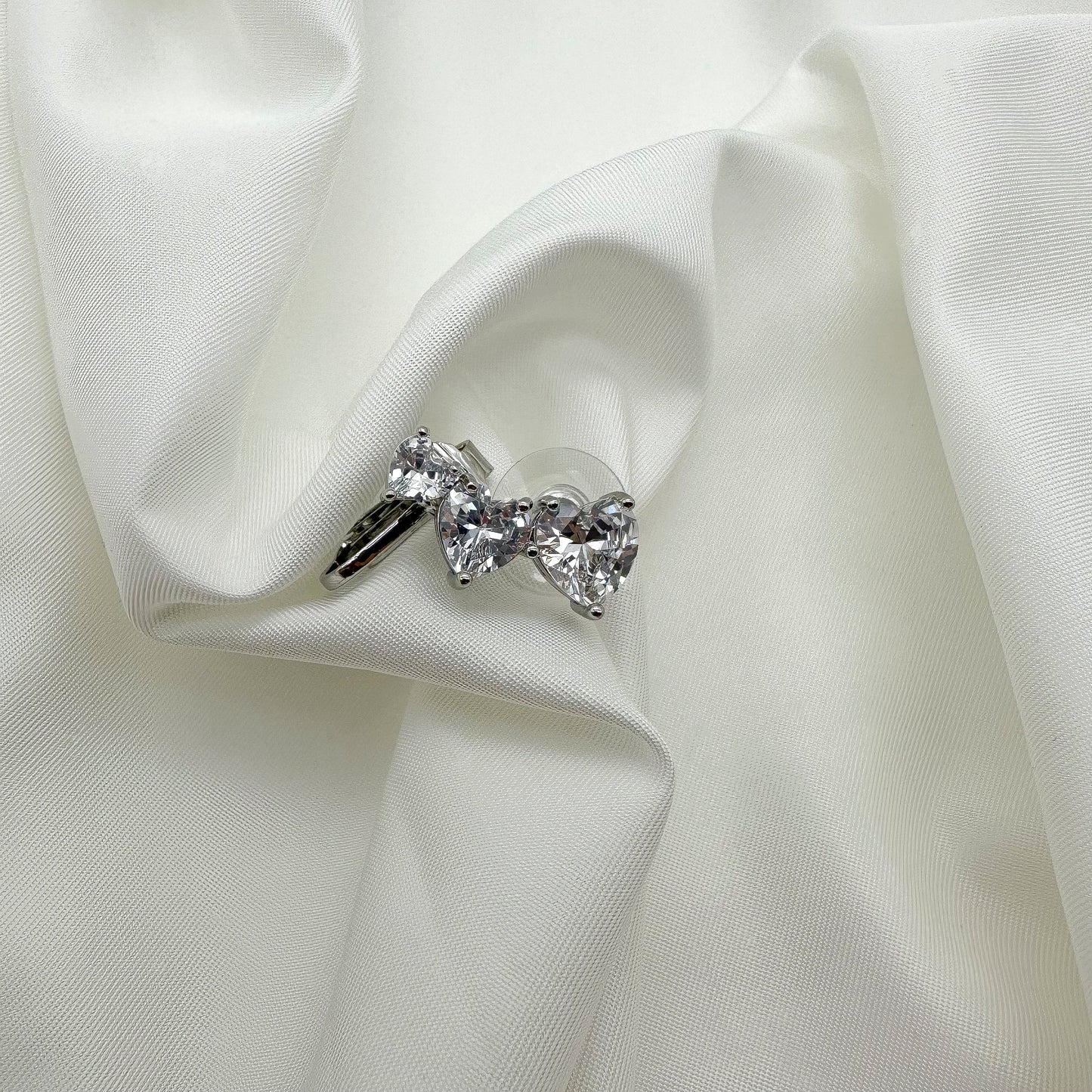 Orecchini ala laterale cuori strass bianchi - Silver